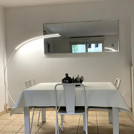 2 Bedrooms With Garden, 3 Mins Walk From Subway *