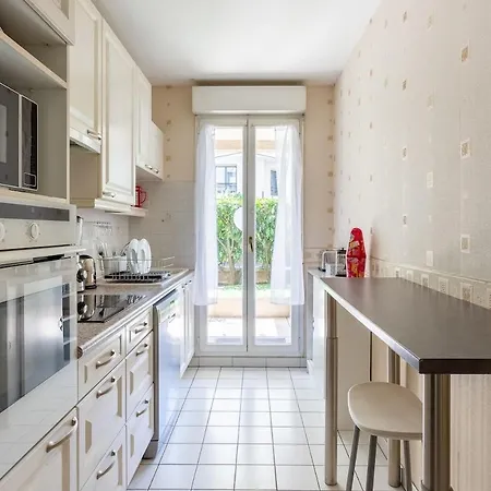 2 Bedrooms With Garden, 3 Mins Walk From Subway Apartamento *
